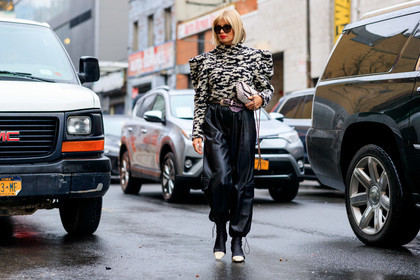 xenia adonts, black leather bag, black leather pants, black leather boots, black pullover, white pullover, oversize pullover, striped pullover, balloon sleeves, bicolor pullover, pearls bag, chanel bag, big sunglasses, big belt, studs belt, cowboy belt, acne studios shoes, carrot pants, bicolor boots, white leather boots, socks boots, fashion week, frenchystyle, FW, jonathan paciullo, street style, NYFW, NEW YORK, AUTUMN WINTER 2020-2021, FALL WINTER 2020-2021, FW 20-21, horizontal, atmosphere details, full length