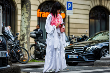 dress, fluid dress, fringes, fringes top, oversize sleeves, pink top, Susie Lau, white dress, street style, jonathan paciullo, FW, frenchystyle, fashion week, PFW, PARIS, SPRING SUMMER 2022, SS 22, horizontal, atmosphere details, full length