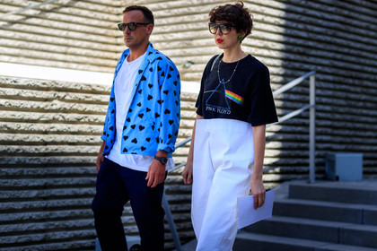 atmosphere details, black t shirt, blue shirt, detail, earrings, fashion week, frenchystyle, FW, graphic pants, horizontal, jonathan paciullo, MENSWEAR, navy pants, oversize, PARIS, PFW, printed shirt, printed t shirt, SPRING SUMMER 2018, SS 18, street style, sunglasses, trousers, white pant, white t shirt