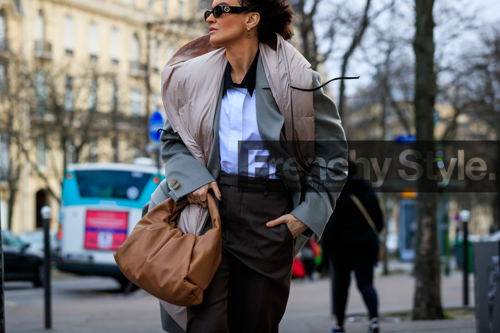 beige scarf, quilted scarf, kaki trench coat, brown pants, camel leather bag, white shirt, black sunglasses, gucci sunglasses, golden earrings, paco rabanne earrings, bottega veneta bag, kaki coat, close up detail, bag detail, fashion week, frenchystyle, FW, jonathan paciullo, street style, PFW, PARIS, AUTUMN WINTER 2020-2021, FALL WINTER 2020-2021, FW 20-21, horizontal, detail, atmosphere details