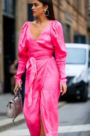 beige bag, chanel handbag, earrings, leather bag, pink dress, MILAN, MFW, fashion week, frenchystyle, FW, jonathan paciullo, street style, AUTUMN WINTER 2019-2020, AW 19-20, FALL WINTER 2019-2020, FW 19-20, vertical, atmosphere details, detail