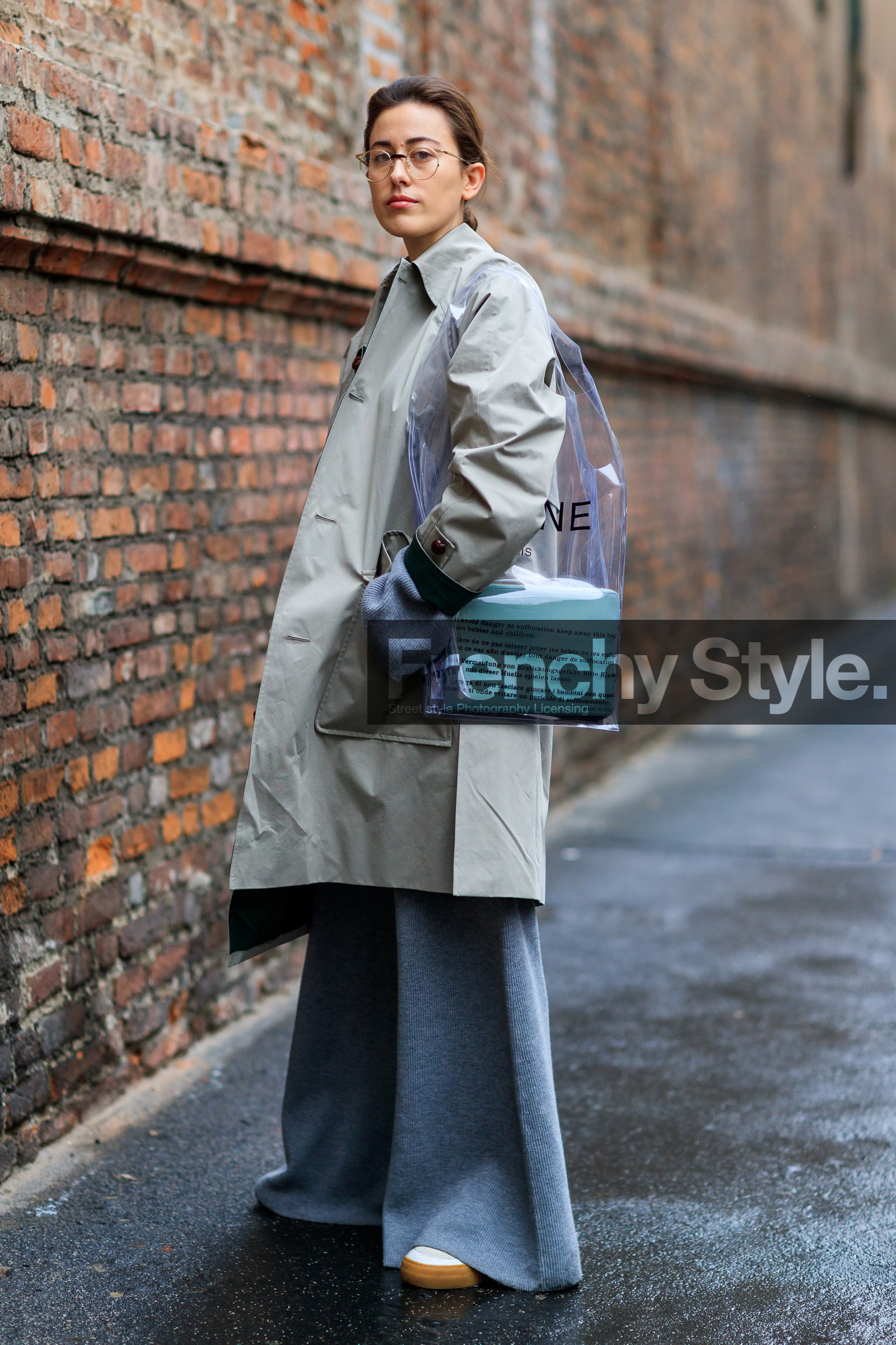 blue bag, céline, graphic bag, grey coat, grey pants, leather bag, printed bag, transparent bag, trousers, wide pants, fashion week, frenchystyle, FW, jonathan paciullo, street style, MFW, MILAN, AUTUMN WINTER 2018-2019, FALL WINTER 2018-2019, FW 18-19, vertical, full length, sylvia haghjoo