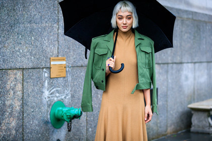 beige dress, green jacket, kim jones, over the shoulder, umbrella, street style, jonathan paciullo, FW, frenchystyle, fashion week, NYFW, NEW YORK, SPRING SUMMER 2019, SS 19, atmosphere details, horizontal, detail
