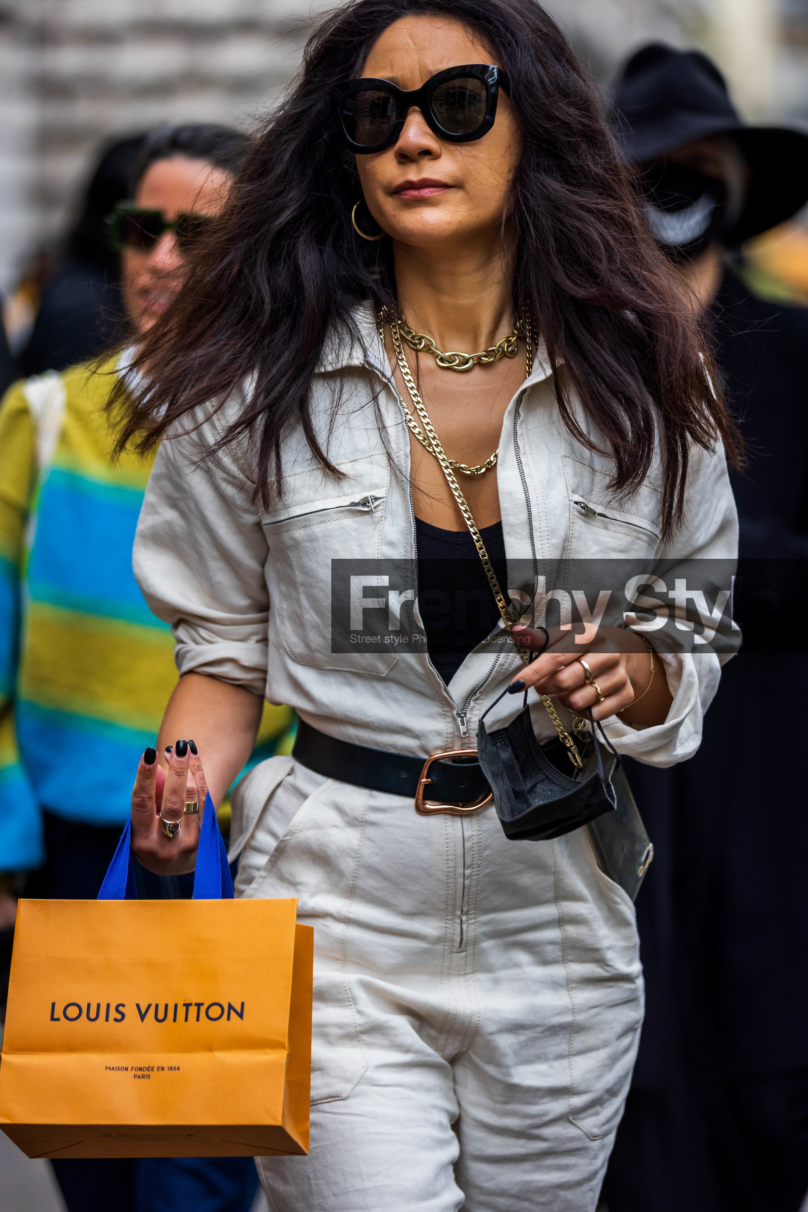 beige jumpsuit, belt, black belt, black sunglasses, gold chain, gold necklace, jumpsuit, leather belt, necklace, oversize sunglasses, sunglasses, street style, jonathan paciullo, FW, frenchystyle, fashion week, PFW, PARIS, SPRING SUMMER 2022, SS 22, vertical, atmosphere details