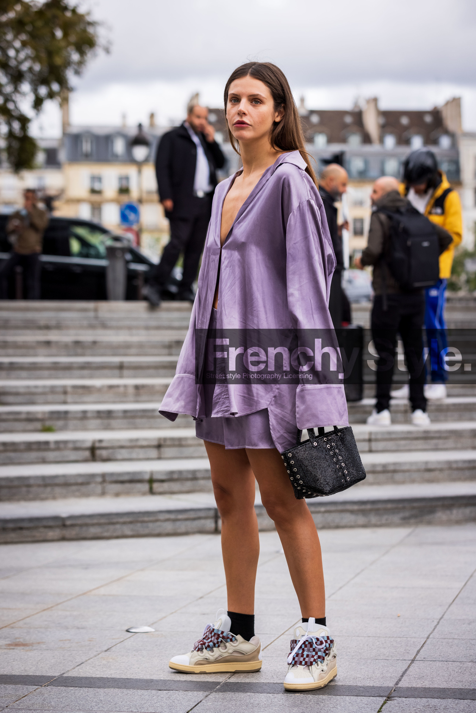 Alizée Gamberini, bag, black bag, lila shirt, lila short, shirt, short, sneakers, white sneakers, fashion week, frenchystyle, FW, jonathan paciullo, street style, PFW, PARIS, SPRING SUMMER 2022, SS 22, vertical, full length