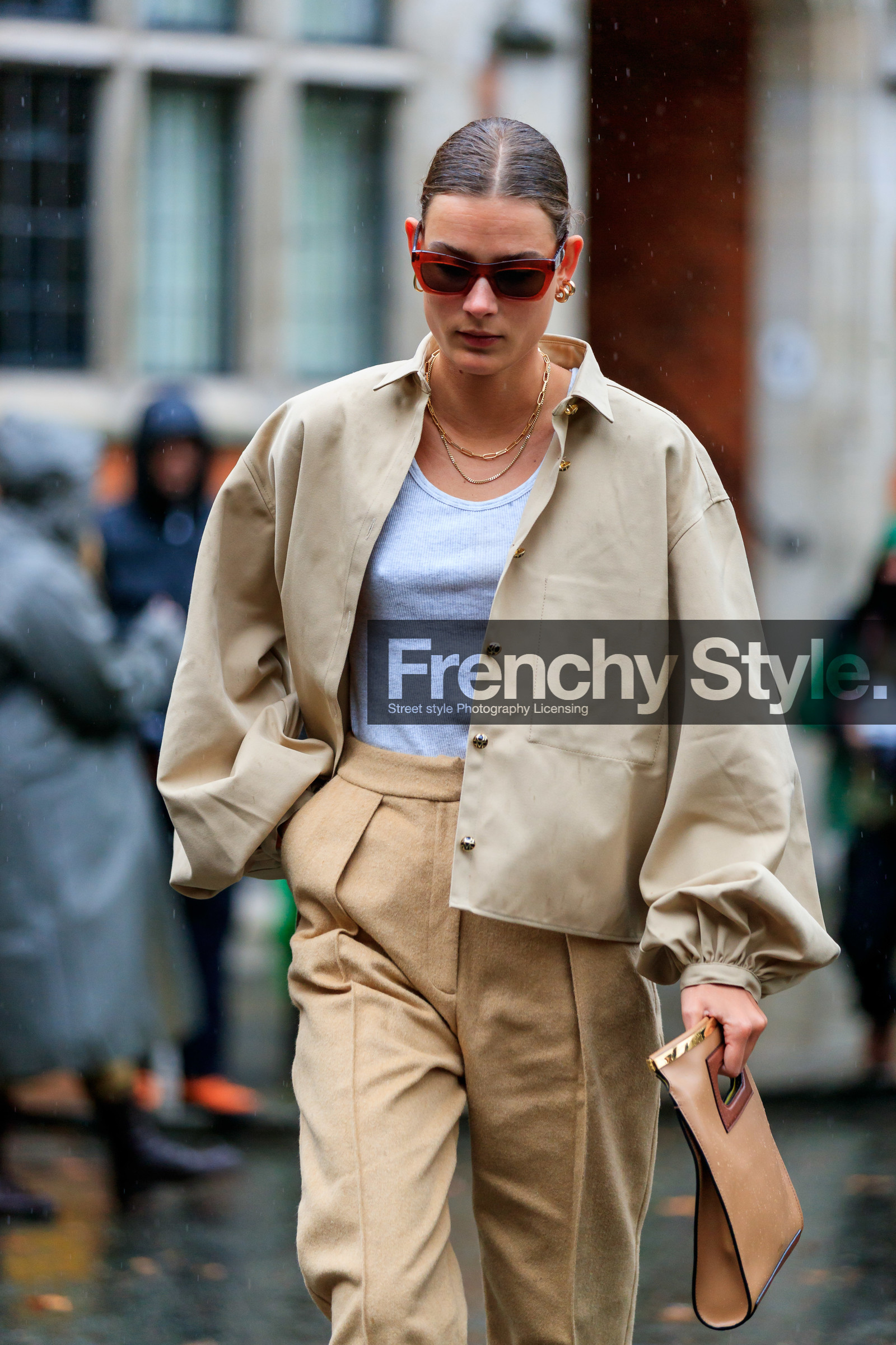 model, vera van erp, beige jacket, beige bombers, beige pants, beige leather bag, hand bag, white t-shirt, tailored pants, red sunglasses, golden necklace, golden earrings, multi earrings, multi necklace, chain necklace, hoop earrings, celine sunglasses, light beige bombers, big chain necklace, camel leather bag, light beige shirt, balloon sleeves, fashion week, frenchystyle, FW, jonathan paciullo, street style, LFW, LONDON, AUTUMN WINTER 2020-2021, FALL WINTER 2020-2021, FW 20-21, vertical, atmosphere details, detail