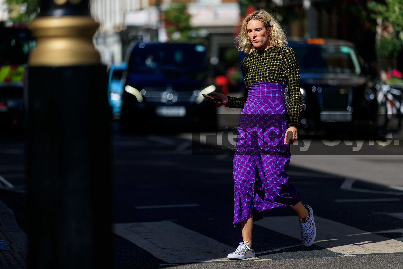 mix and match look, checked total look, colored check look, long skirt, hair clip, hair details, paco rabanne bag, silvered bag, metalic bag, vans shoes, printed shoes, plaid dress, checked dress, fashion week, frenchystyle, FW, jonathan paciullo, street style, atmosphere details, horizontal, full length
