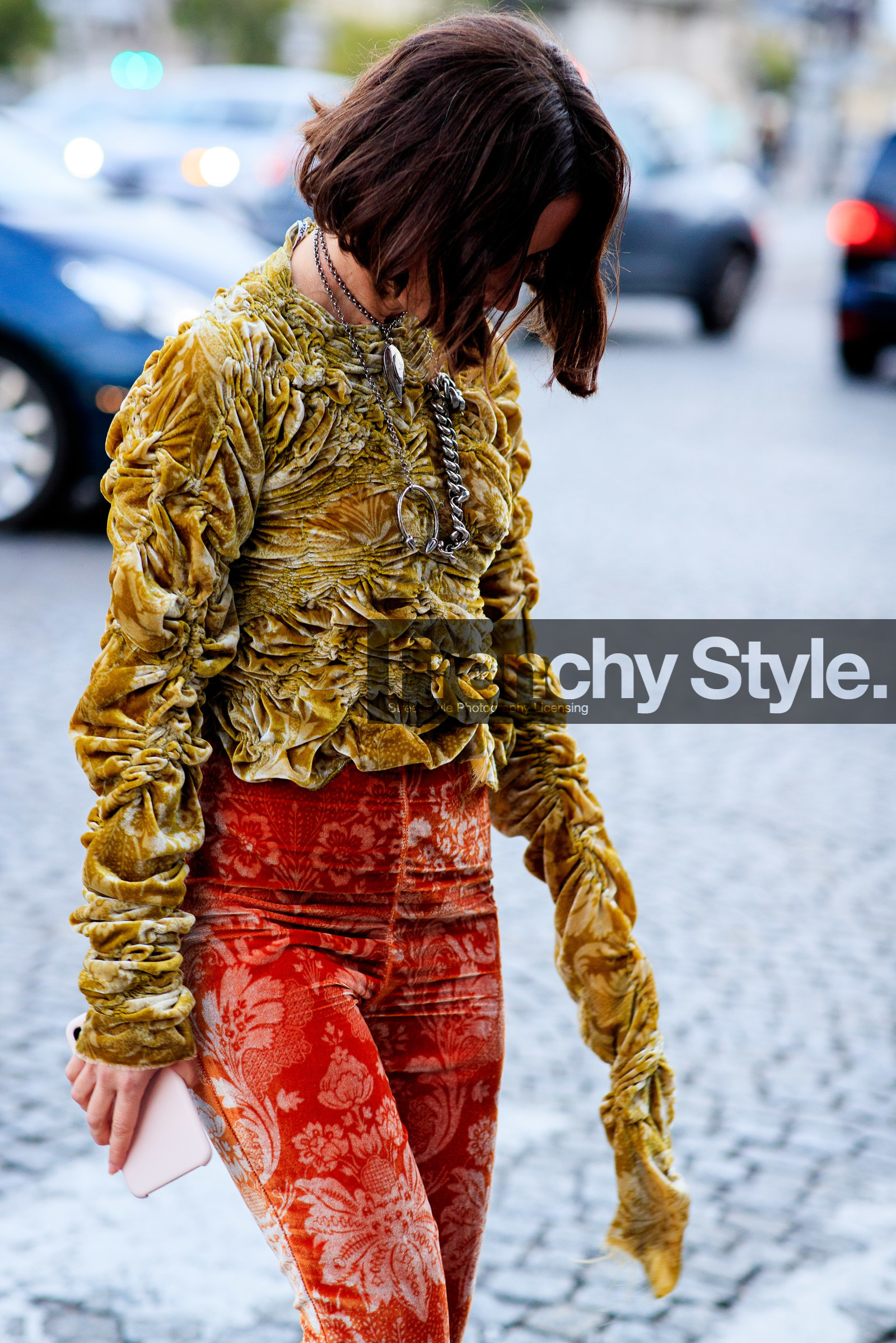 marta cygan, drape blouse, drape top, velvet pants, velvet blouse, velvet top, floral printed pants, floral printed top, floral printed blouse, light green blouse, light green top, orange pants, flare pants, silvered necklace, big chain necklace, fashion week, frenchystyle, FW, jonathan paciullo, street style, PFW, PARIS, SPRING SUMMER 2021, SS 21, vertical, atmosphere details, detail