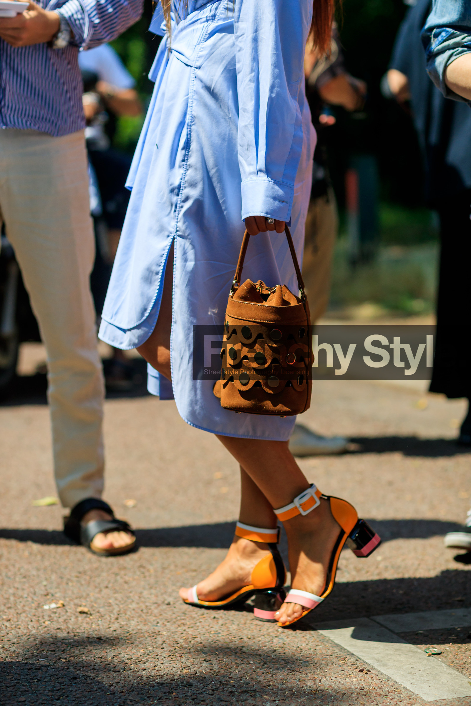 atmosphere details, blue dress, blue shirt, brown bag, detail, fashion week, frenchystyle, FW, high heels, jonathan paciullo, leather bag, leather shoes, MENSWEAR, orange sandals, PARIS, PFW, SPRING SUMMER 2018, SS 18, street style, suede bag, vertical