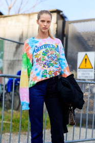 model, tie and dye sweatshirt, printed sweatshirt, orange sweatshirt, white sweatshirt, green sweatshirt, blue sweatshirt, pink sweatshirt, multicolor sweatshirt, fashion week, frenchystyle, FW, jonathan paciullo, street style, MFW, MILAN, AUTUMN WINTER 2020-2021, FALL WINTER 2020-2021, FW 20-21, vertical, atmosphere details, detail