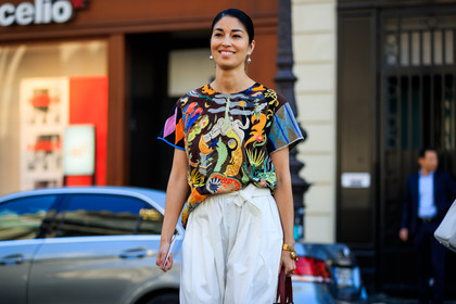 bracelet, golden jewelry, graphic top, printed t shirt, trousers, white pants, fashion week, frenchystyle, FW, jonathan paciullo, street style, PFW, PARIS, atmosphere details, horizontal, detail, AUTUMN WINTER 2018-2019, FALL WINTER 2018-2019, FW 18-19, caroline issa