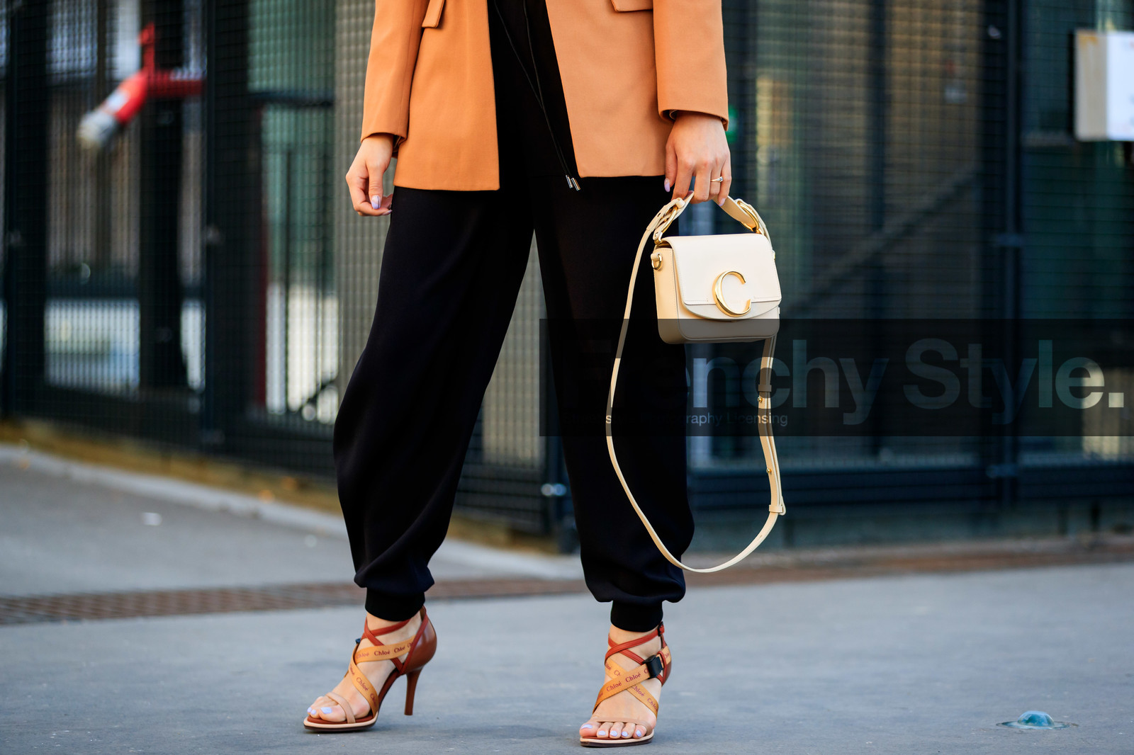 black pants, blazer, brown shoes, chloé, high heels, leather bag, leather shoes, pink jacket, sweatpants, Tiffany Hsu, trousers, white bag, PARIS, PFW, street style, jonathan paciullo, FW, frenchystyle, fashion week, AUTUMN WINTER 2019-2020, AW 19-20, FALL WINTER 2019-2020, FW 19-20, horizontal, atmosphere details, detail