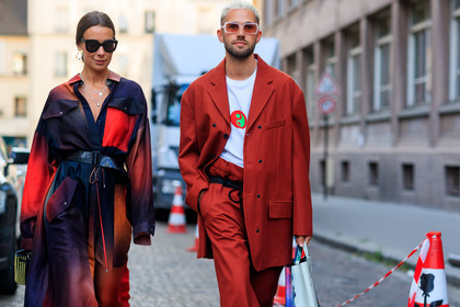 alice & j.s, atmosphere details, black bag, black belt, black dress, blazer, detail, fashion week, frenchystyle, FW, horizontal, jonathan paciullo, kenzo, leather bag, leather belt, MENSWEAR, PARIS, PFW, printed dress, printed t shirt, red dress, red jacket, red pants, red suit, shirt dress, SPRING SUMMER 2018, SS 18, street style, studs, sunglasses, tie & die, trousers, white t shirt