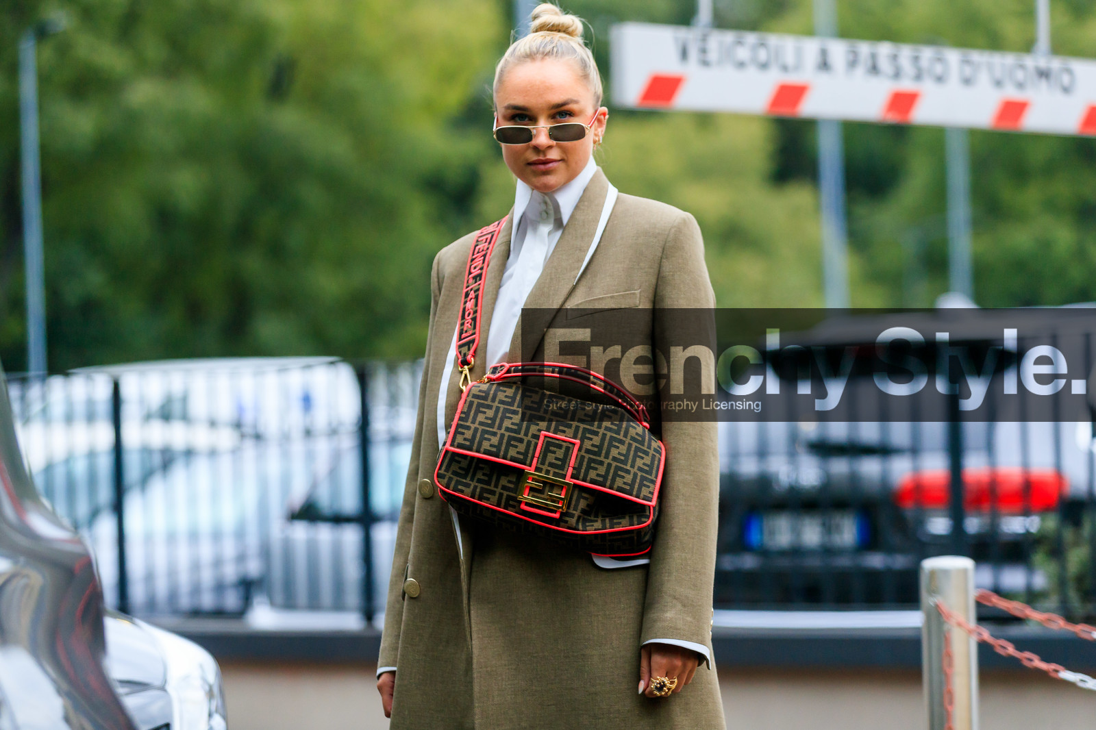 nina suess, fendi bag, fendi baguette bag, beige trench coat, beige coat, white shirt, high collar shirt, crossbody bag, fendi shoes, monogrammed bag, brown bag, pink neon bag, logo strap bag, street style, jonathan paciullo, FW, frenchystyle, fashion week, MFW, MILAN, SPRING SUMMER 2020, SS 20