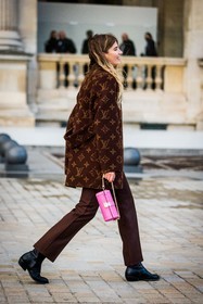 bag, black boots, boots, brown coat, brown pants, coat, logo print, louis vuitton look, pants, pink bag, small bag, Veronika Heilbrunner, fashion week, frenchystyle, FW, jonathan paciullo, street style, PFW, PARIS, SPRING SUMMER 2022, SS 22, vertical, full length