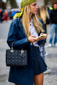 animal print, bag, Carla Ginola, dior bag, leather bag, leopard print, leopard scarf, mini short, navy raincoat, navy skirt, pleated skirt, printed scarf, quilted bag, raincoat, scarf, scarf hairstyle, shirt, skirt, white shirt, yellow scarf, street style, jonathan paciullo, FW, frenchystyle, fashion week, PFW, PARIS, SPRING SUMMER 2022, SS 22, vertical, atmosphere details