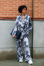 big bag, quilted bag, chanel bag, aviator sunglasses, metalic frame sunglasses, orange sunglasses, tie and dye jacket, tie and dye pants, tie and dye suit, grey jacket, grey pants, grey suits, striped jacket, striped pants, white leather sneakers, hoop earrings, golden earrings, fashion week, frenchystyle, FW, jonathan paciullo, street style, NYFW, NEW YORK, AUTUMN WINTER 2020-2021, FALL WINTER 2020-2021, FW 20-21, vertical, full length