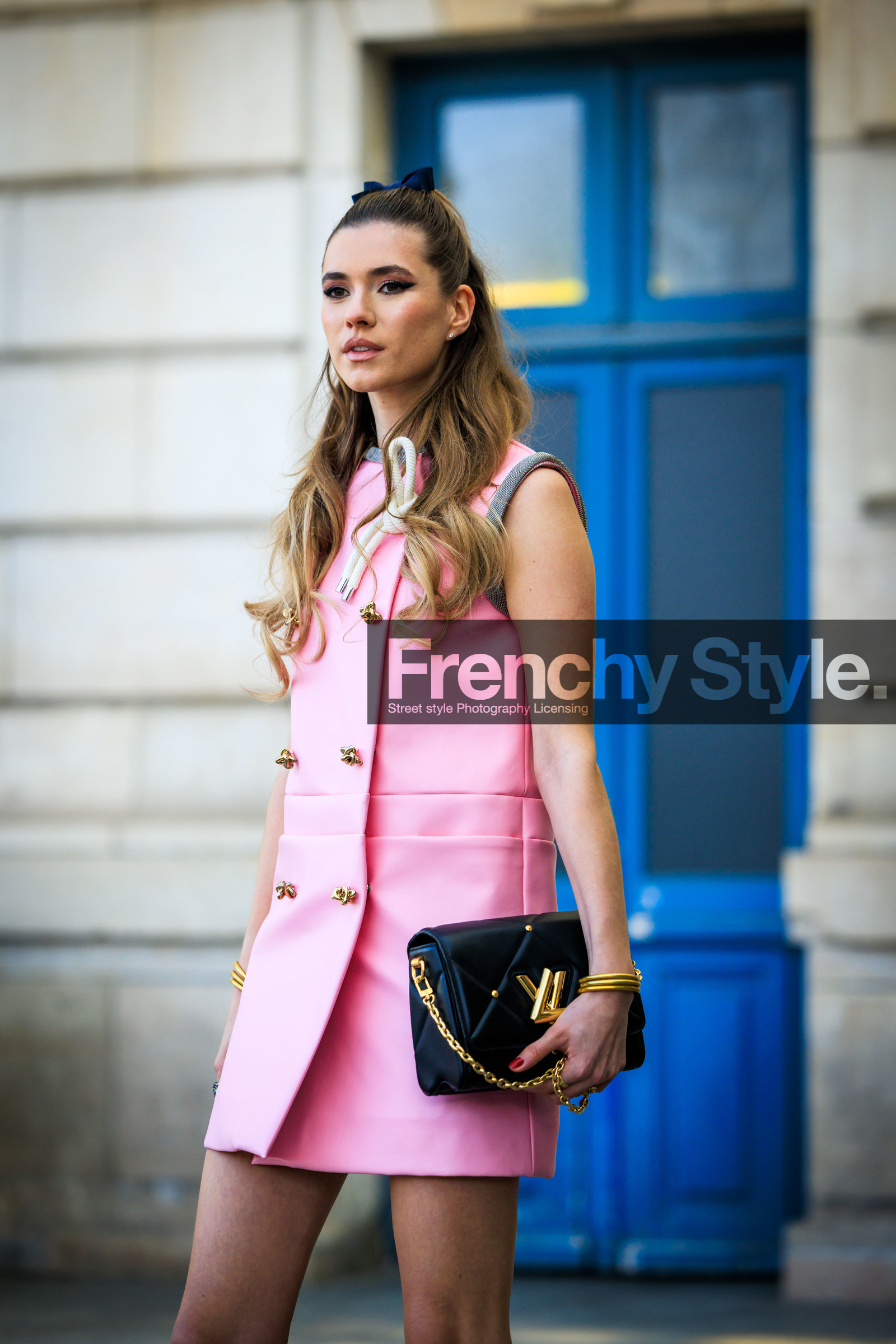 louis vuitton, hair bow, smoky eyes, curly hair, mini dress, pink dress, buttoned dress, louis vuitton bag, logo bag, golden bracelet, zita d hauteville, street style, jonathan paciullo, FW, frenchystyle, fashion week, AUTUMN WINTER 2022-2023, FALL WINTER 2022_2023, FW 22-23, PFW, PARIS, vertical, detail, black handbag