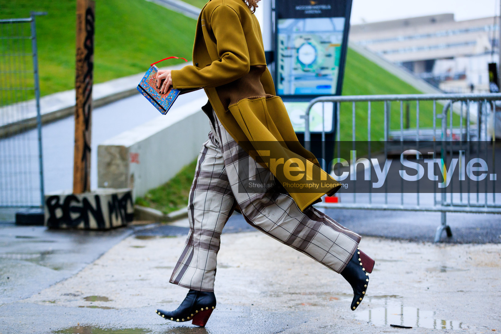 atmosphere details, AUTUMN WINTER 2017-2018, AW 17-18, beige pants, black shoes, blue bag, camel coat, checked pants, detail, FALL WINTER 2017-2018, fashion week, frenchystyle, FW, FW 17-18, graphic pants, high heels, horizontal, irina lakicevic, jonathan paciullo, leather bag, leather shoes, PARIS, PFW, plaid, printed bag, printed pants, street style, studs, tartan, trousers