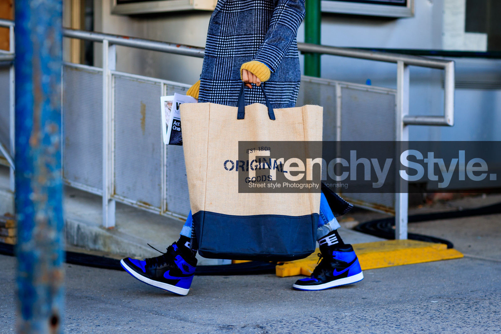 beige bag, black shoes, blue sneakers, checked, graphic jacket, grey coat, leather shoes, nike, plaid, printed bag, printed jacket, tartan, tote bag, fashion week, frenchystyle, FW, jonathan paciullo, street style, NYFW, NEW YORK, AUTUMN WINTER 2018-2019, AW 18-19, FALL WINTER 2018-2019, FW 18-19, atmosphere details, horizontal, detail