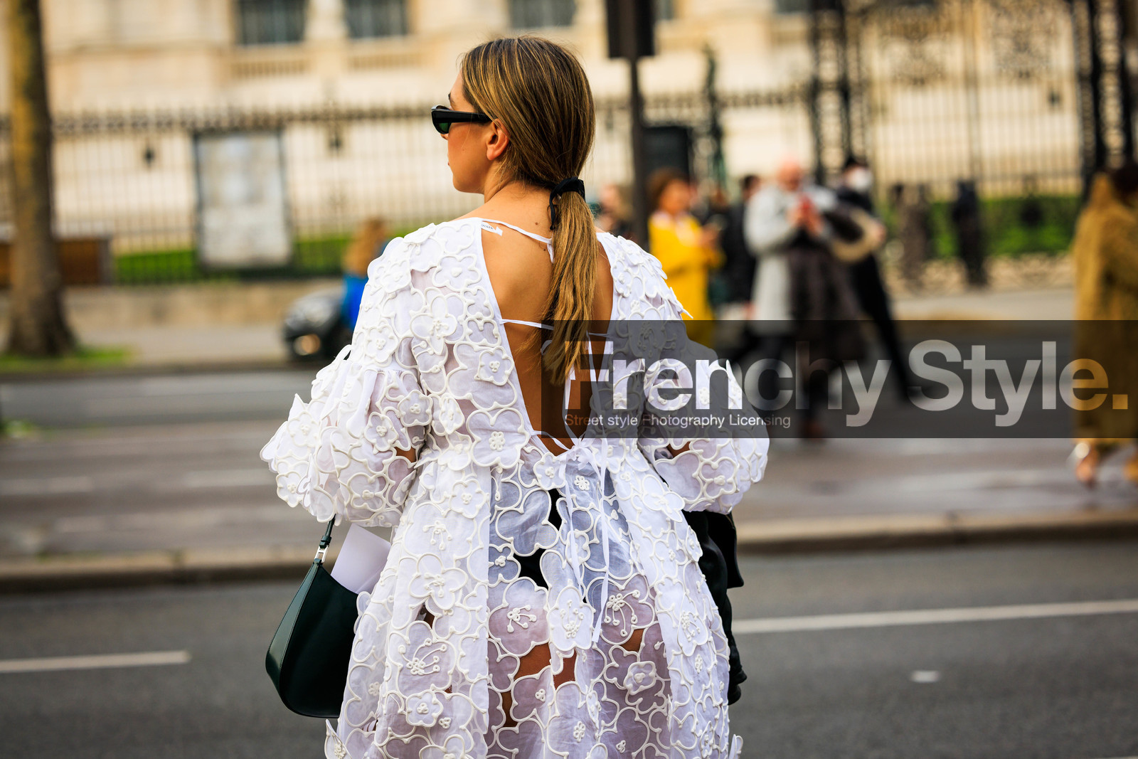 white dress, back details, english embroideries dress, pony tail, black sunglasses, black handbag, street style, jonathan paciullo, FW, frenchystyle, fashion week, AUTUMN WINTER 2022-2023, FALL WINTER 2022_2023, FW 22-23, PFW, PARIS, horizontal, atmosphere details, detail