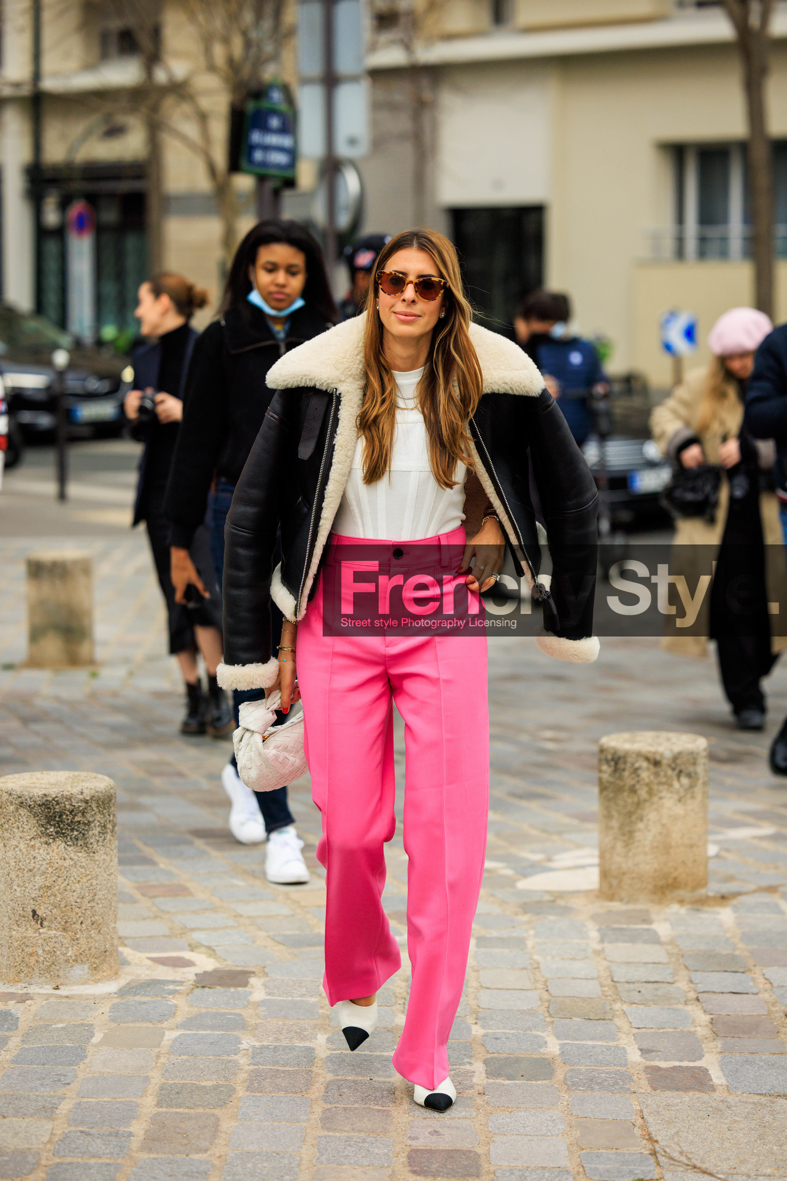 pink trousers, highwaist pants, black jacket, biker jacket, leather jacket, tortoise sunglasses, white tshirt, furry collar jacker, longhair, white pumps, white bag, bottega veneta bag, multiple bracelets, street style, jonathan paciullo, FW, frenchystyle, fashion week, AUTUMN WINTER 2022-2023, FALL WINTER 2022_2023, FW 22-23, PFW, PARIS, full length, vertical