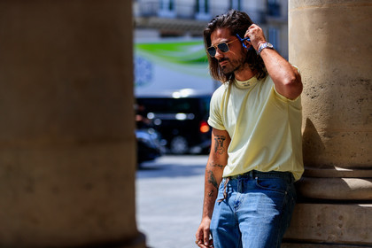atmosphere details, blue denim, denim pants, detail, fashion week, frenchystyle, FW, giotto calendoli, horizontal, jeans, jonathan paciullo, MENSWEAR, PARIS, PFW, SPRING SUMMER 2018, SS 18, street style, sunglasses, tattoos, trousers, watch, yellow t shirt