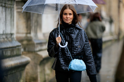 black vinyl jacket, black vinyl coat, animal skin coat, animal skin jacket, light blue leather bag, crossbody bag, plaited bag, plaited leather bag, bottega veneta bag, golden rings, multi rings, fashion week, frenchystyle, FW, jonathan paciullo, street style, PFW, PARIS, horizontal, atmosphere details, detail