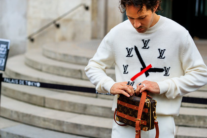 white pullover, louis vuitton bag, louis vuitton pullover, louis vuitton total look, monogrammed bag, logo printed bag, logo printed shoes, logo all over, brown leather bag, jacquard pullover, close up detail, bag detail, silvered ring, black ring, multi rings, JS roques, fashion week, frenchystyle, FW, jonathan paciullo, street style, PFW, PARIS, SPRING SUMMER 2022, SS 22, horizontal, atmosphere details, detail