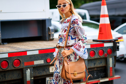 beige bag, brown belt, floral, flowers, graphic dress, leather bag, leather belt, printed dress, sunglasses, white dress, fashion week, frenchystyle, FW, jonathan paciullo, street style, NYFW, NEW YORK, SPRING SUMMER 2019, SS 19, atmosphere details, horizontal, detail