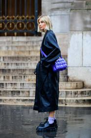 xenia adonts, black leather trench coat, black leather derbie, belted trench coat, big sole shoes, laced shoes, prada shoes, lilac socks, lurex socks, crossbody bag, purple leather bag, plaited bag, bottega veneta bag, fashion week, frenchystyle, FW, jonathan paciullo, street style, PFW, PARIS, vertical, full length
