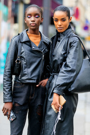 model, make up, make up details, green eyeliner, green eyeshadows, pink eyeliner, pink eyeshadows, black leather jacket, black leather perfecto, black leather trench coat, black jeans, used jeans, fashion week, frenchystyle, FW, jonathan paciullo, street style, PFW, PARIS, vertical, atmosphere details, detail