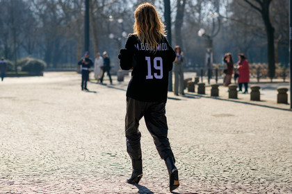 black pants, black shoes, black sweater, high heels, leather pants, leather shoes, tone on tone, total look black, trousers, MILAN, MFW, fashion week, frenchystyle, FW, jonathan paciullo, street style, AUTUMN WINTER 2019-2020, AW 19-20, FALL WINTER 2019-2020, FW 19-20, atmosphere details, full length, horizontal