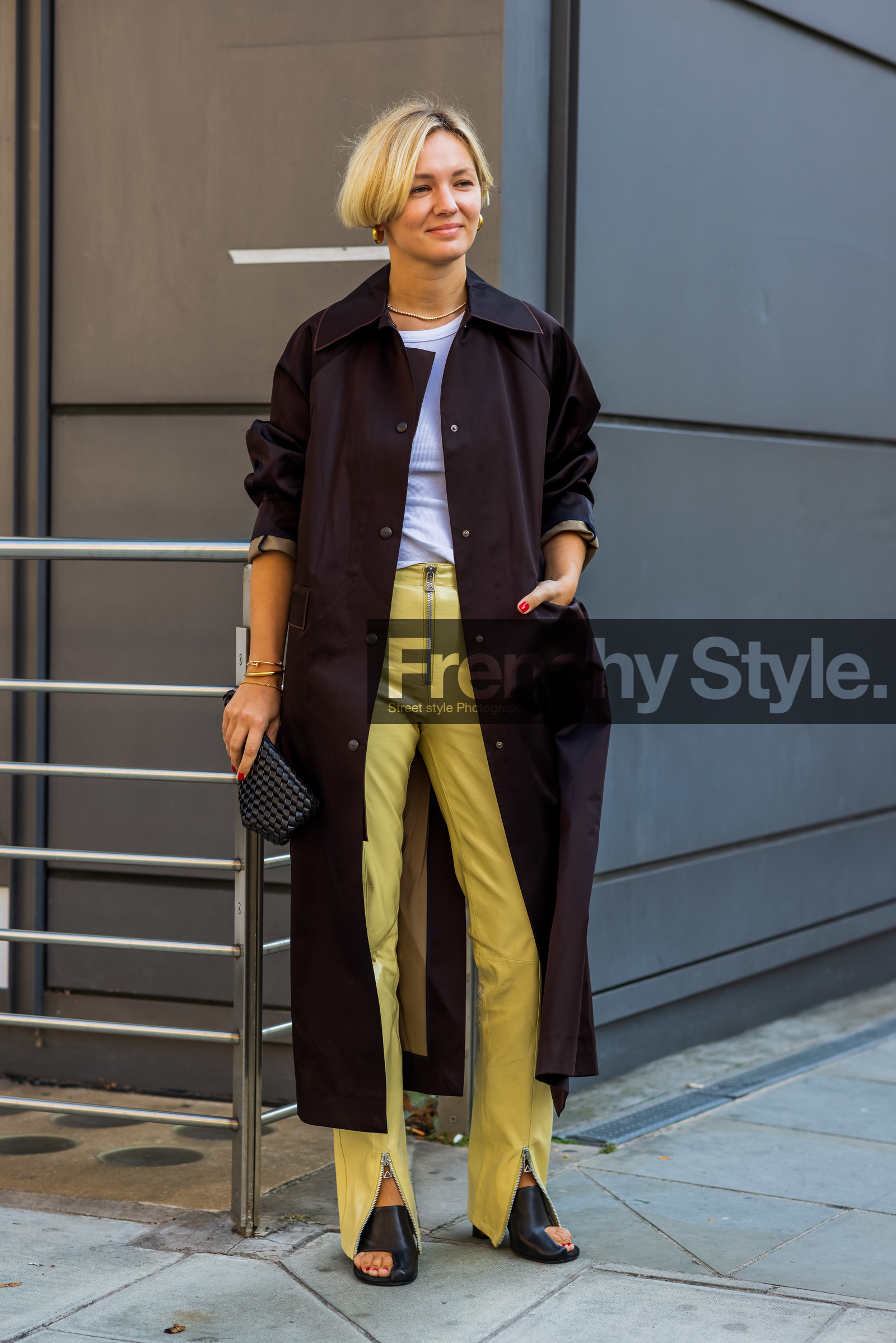 trench, brown, coat, tshirt, pants, yellow, black, heeled sandals, fashion week, frenchystyle, FW, jonathan paciullo, street style, SPRING SUMMER 2022, SS 22, LFW, LONDON, vertical, full length