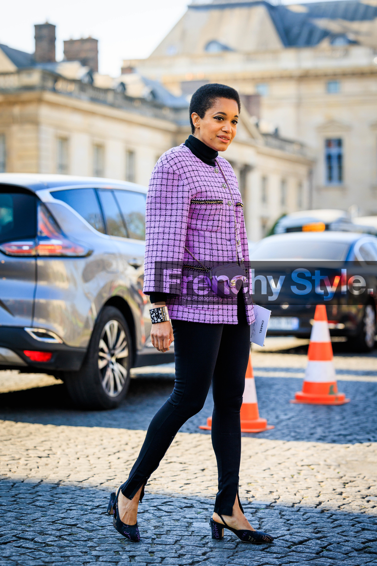 chanel, chanel jacket, plaid jacket, purple jacket, heart bag, chanel bag, tweed jacket, black leggins, black slingbacks, black bracelet, short hair, purple bag, crossbody bag, mini bag, tamu mcpherson, street style, jonathan paciullo, FW, frenchystyle, fashion week, AUTUMN WINTER 2022-2023, FALL WINTER 2022_2023, FW 22-23, PFW, PARIS, full length, vertical