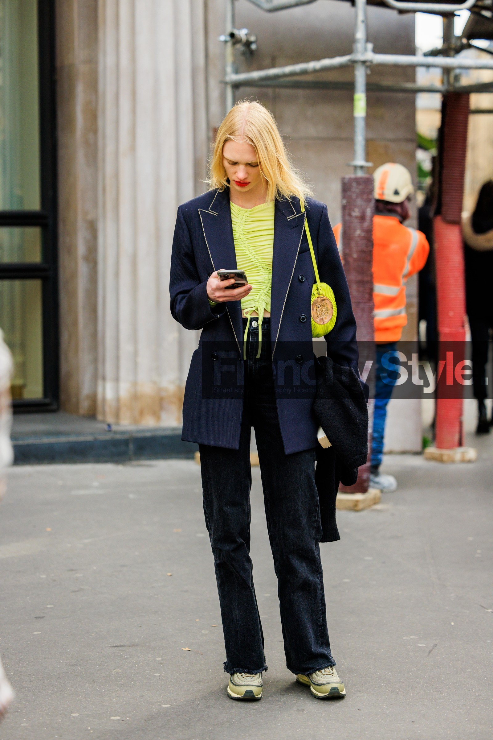 blonde hair, red lips, green top, fluo green top, navy blue blazer, buttones blazer, dark denim pants, fluo green handbag, green sneakers, model, fashion week, frenchystyle, FW, jonathan paciullo, street style, AUTUMN WINTER 2022-2023, FALL WINTER 2022_2023, FW 22-23, PFW, PARIS, vertical, full length