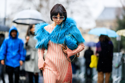 atmosphere details, AUTUMN WINTER 2017-2018, AW 17-18, blue bag, blue fur, blue scarf, detail, FALL WINTER 2017-2018, fashion week, frenchystyle, fun sunglasses, fur scarf, FW, FW 17-18, horizontal, jonathan paciullo, knit dress, leather bag, PARIS, PFW, pink dress, street style, sunglasses