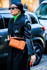 orange handbag, fluo green turtleneck, black coat, leather coat, big golden earrings, black sunglasses, head scarf, fashion week, frenchystyle, FW, jonathan paciullo, street style, AUTUMN WINTER 2022-2023, FALL WINTER 2022_2023, FW 22-23, PFW, PARIS, vertical, detail