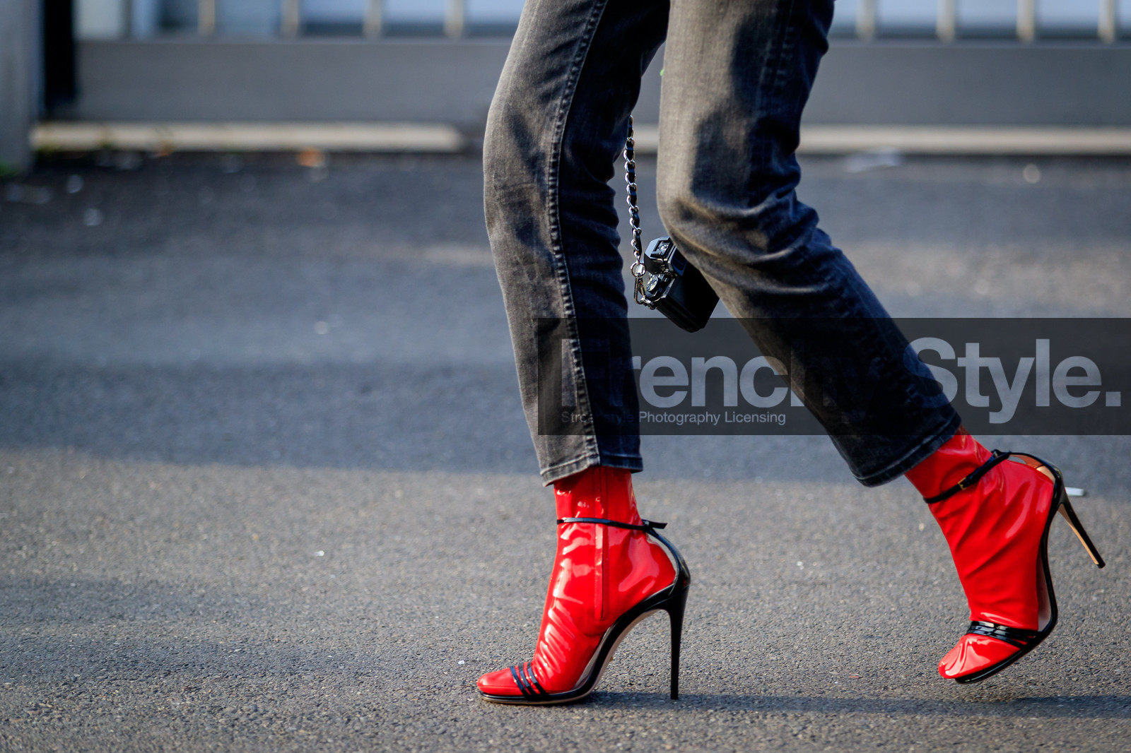atmosphere details, AUTUMN WINTER 2017-2018, AW 17-18, black denim, black shoes, denim pants, detail, FALL WINTER 2017-2018, fashion week, frenchystyle, FW, FW 17-18, high heels, horizontal, jeans, jonathan paciullo, leather shoes, MFW, MILAN, red socks, street style, trousers, yoyo cao
