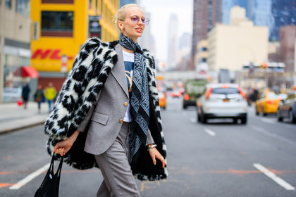 black and white, black bag, blazer, fur jacket, graphic jacket, graphic suit, grey jacket, grey pants, grey suit, leather bag, over the shoulder, printed jacket, printed scarf, printed suit, trousers, white t shirt, street style, jonathan paciullo, FW, frenchystyle, fashion week, NYFW, NEW YORK, AUTUMN WINTER 2018-2019, AW 18-19, FALL WINTER 2018-2019, FW 18-19, atmosphere details, horizontal, detail, model, lili sumner