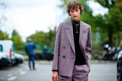 sara blomqvist, red jacket, red pants, red suits, loose jacket, loose pants, checked jacket, checked pants, checked suits, red leather bag, zipped bag, hand bag, silvered chain necklace, silvered necklace, golden necklace, long necklace, charlotte chenais necklace, street style, jonathan paciullo, FW, frenchystyle, fashion week, PFW, PARIS, SPRING SUMMER 2021, SS 21, horizontal, atmosphere details, detail, model