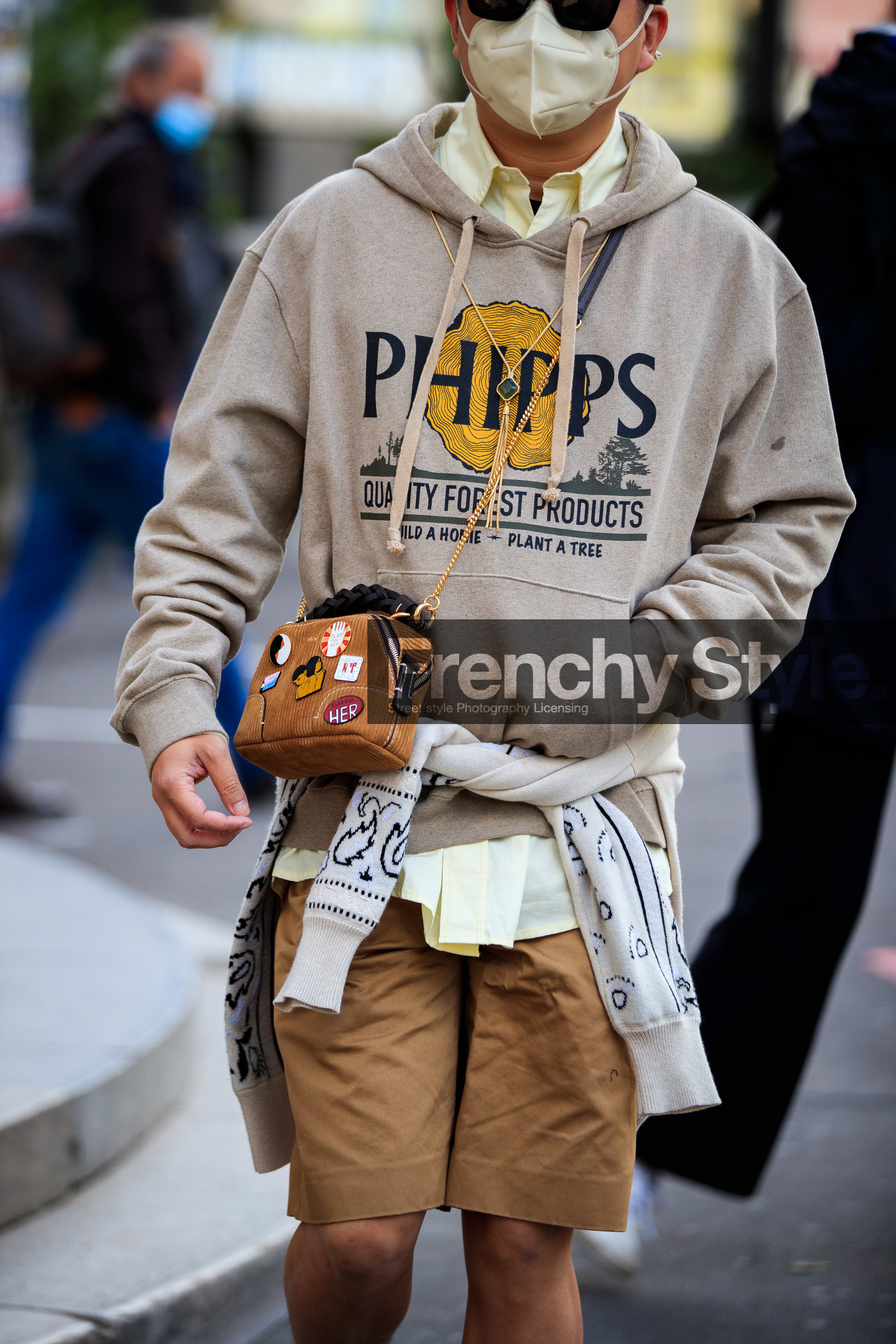 light beige hoodie, printed hoodie, letter printed hoodie, crossbody bag, beige bag, camel bag, velvet bag, corduroy bag, embroidered bag, white pullover, camel bermuda shorts, covid face mask, fashion week, frenchystyle, FW, jonathan paciullo, street style, PFW, PARIS, SPRING SUMMER 2021, SS 21, vertical, atmosphere details, detail