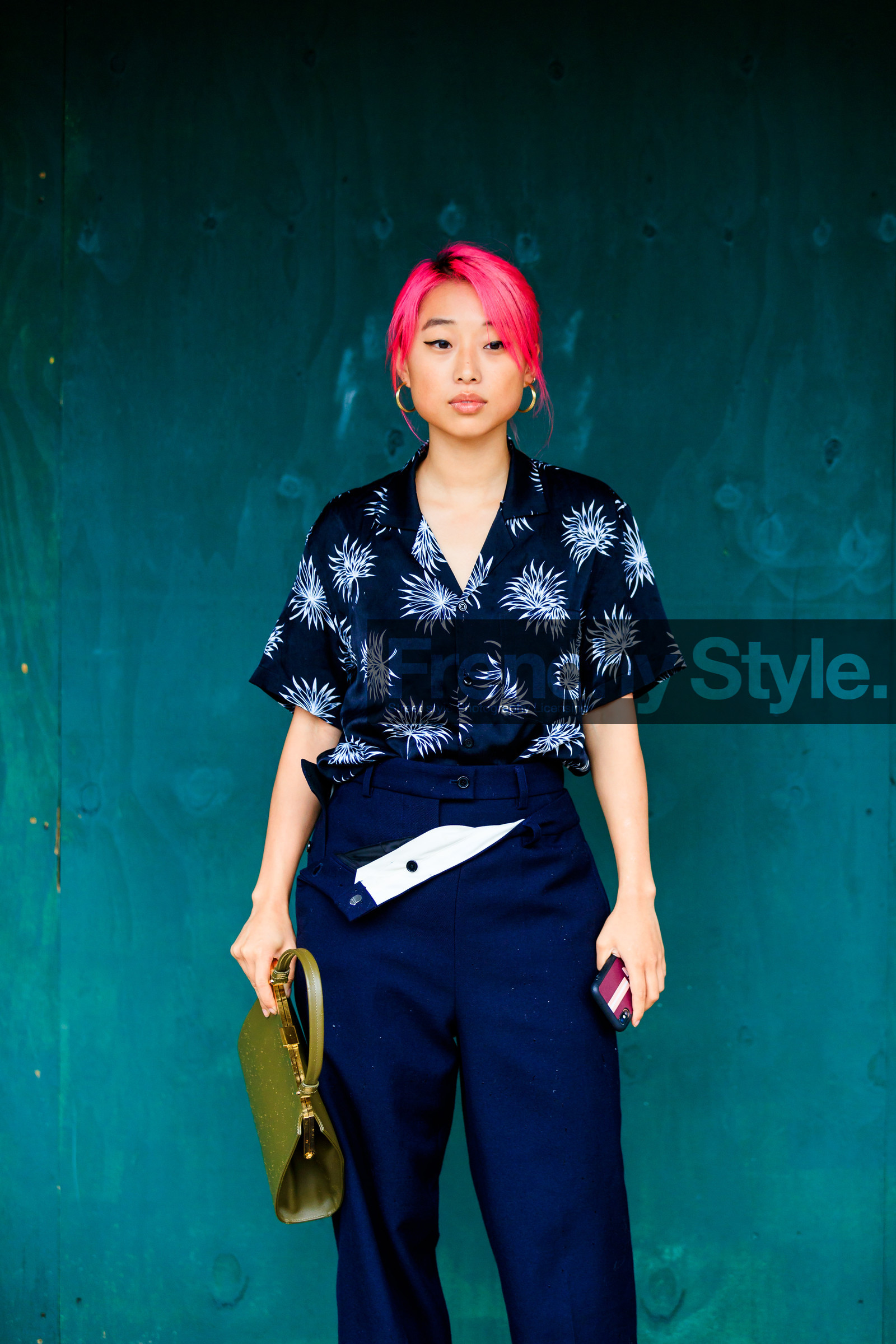 blue shirt, dyed hair, graphic shirt, green bag, leather bag, Margaret Zhang, navy pants, pink hair, printed shirt, trousers, street style, jonathan paciullo, FW, frenchystyle, fashion week, NYFW, NEW YORK, SPRING SUMMER 2019, SS 19, vertical, detail, atmosphere details