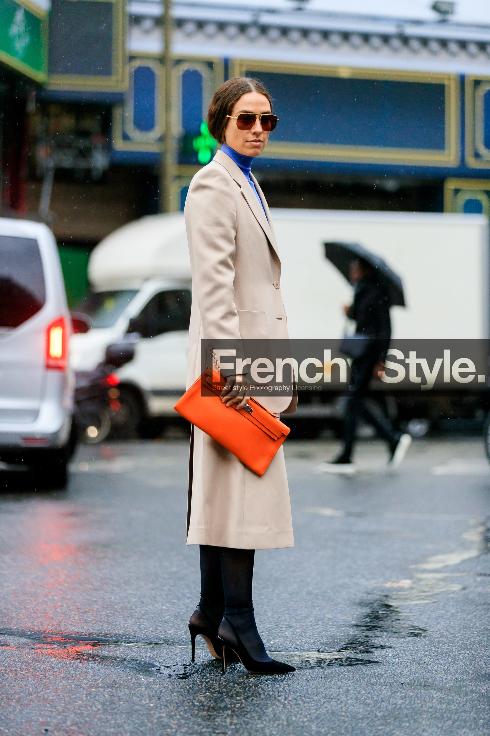 julia restoin roitfeld, erika boldrin, light beige jacket, light beige skirt, orange leather clutch, hermes clutch, bottega veneta sunglasses, metalic frame sunglasses, aviator sunglasses, geometric shape glasses, blue pullover, turtleneck pullover, mid long skirt, split skirt, black tights, black suede shoes, pump, fashion week, frenchystyle, FW, jonathan paciullo, street style, PFW, PARIS, vertical, full length