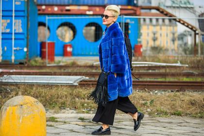 atmosphere details, AUTUMN WINTER 2016-2017, AW 16-17, black, black bag, black loafers, black pants, blue coat, blue fur, blue klein, FALL WINTER 2016-2017, fashion week, frenchystyle, fringes, full length, fur coat, FW, FW 16-17, horizontal, jonathan paciullo, leather bag, leather shoes, LFW, LONDON, MENSWEAR, red lips, short hair, street style, sunglasses, trousers
