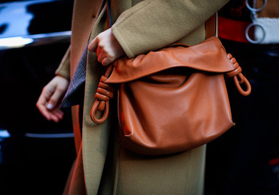 beige coat, brown bag, leather bag, loewe, street style, jonathan paciullo, FW, frenchystyle, fashion week, NYFW, NEW YORK, AUTUMN WINTER 2018-2019, AW 18-19, FALL WINTER 2018-2019, FW 18-19, atmosphere details, horizontal, detail