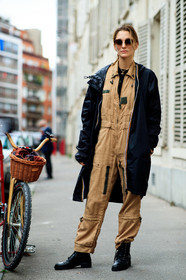 sofia sanchez barrenechea, sofia sanchez de betak, raincoat, black coat, black trench coat, kway, black kway, long kway, beige jumpsuit, zipped jumpsuit, military jumpsuit, black leather boots, flat boots, laced boots, metalic frame sunglasses, smoked sunglasses, fashion week, frenchystyle, FW, jonathan paciullo, street style, PFW, PARIS, SPRING SUMMER 2021, SS 21, vertical, full length