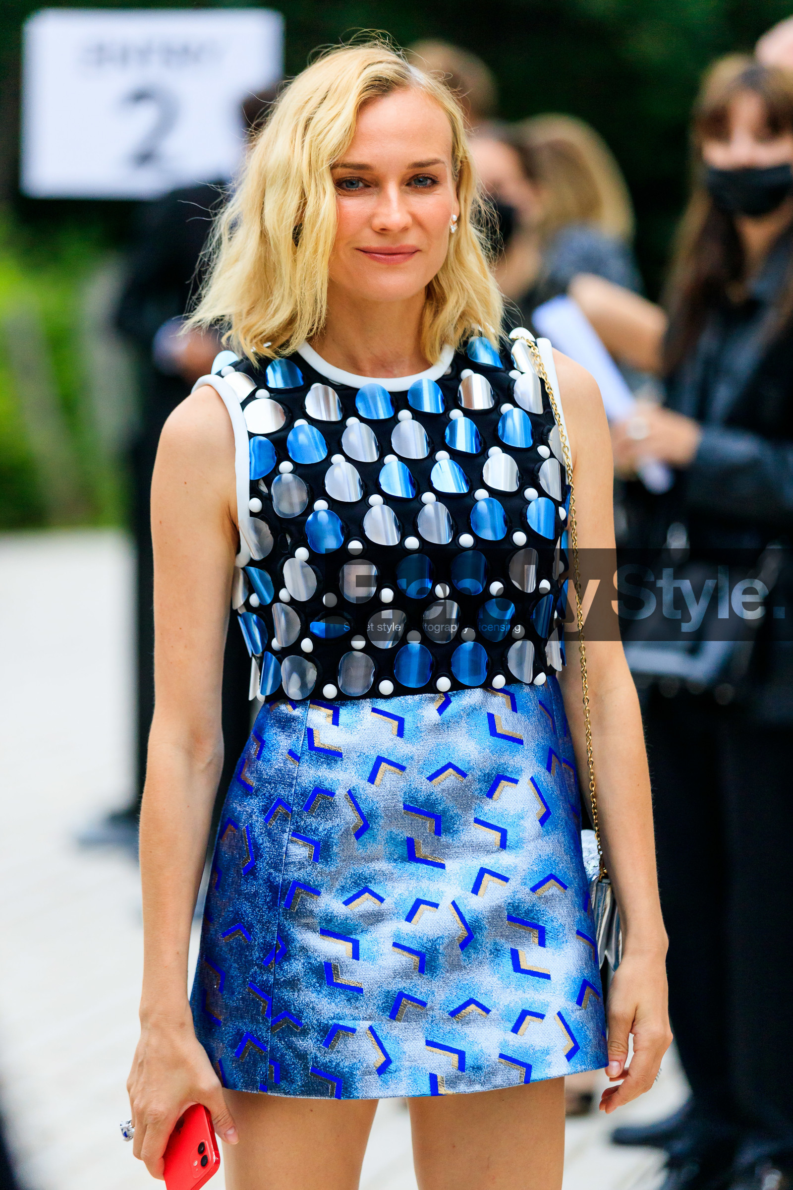 sequins top, sequins skirt, metalic skirt, metalic top, silvered skirt, silvered top, sleeveless top, tank top, mini skirt, blue skirt, blue top, printed skirt, louis vuitton skirt, louis vuitton top, louis vuitton total look, fashion week, frenchystyle, FW, jonathan paciullo, street style, PFW, PARIS, AUTUMN WINTER 2021-2022, FALL WINTER 2021-2022, FW 21-22, vertical, atmosphere details, detail