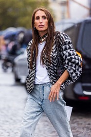 bag, black bag, black jacket, chanel earrings, chanel logo, Chloé Harrouche, choker, denim, jacket, jeans, ligh jeans, sequins, sequins bag, silver jacket, statement, statement jacket, white t-shirt, fashion week, frenchystyle, FW, jonathan paciullo, street style, PFW, PARIS, SPRING SUMMER 2022, SS 22, vertical, atmosphere details
