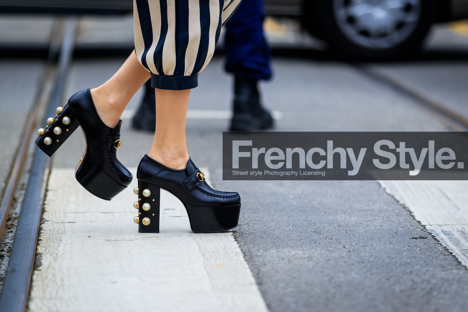 atmosphere details, AUTUMN WINTER 2017-2018, AW 17-18, black shoes, chiara ferragni, detail, FALL WINTER 2017-2018, fashion week, frenchystyle, FW, FW 17-18, geometric, graphic pants, gucci, high heels, horizontal, jonathan paciullo, leather shoes, MFW, MILAN, pearls, printed pants, street style, striped pants, stripes, trousers
